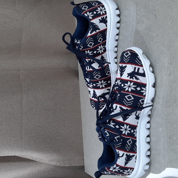 Propet TravelActiv navy, red, and white reindeer knit mesh sneakers, size 8 - Picture 5 of 9